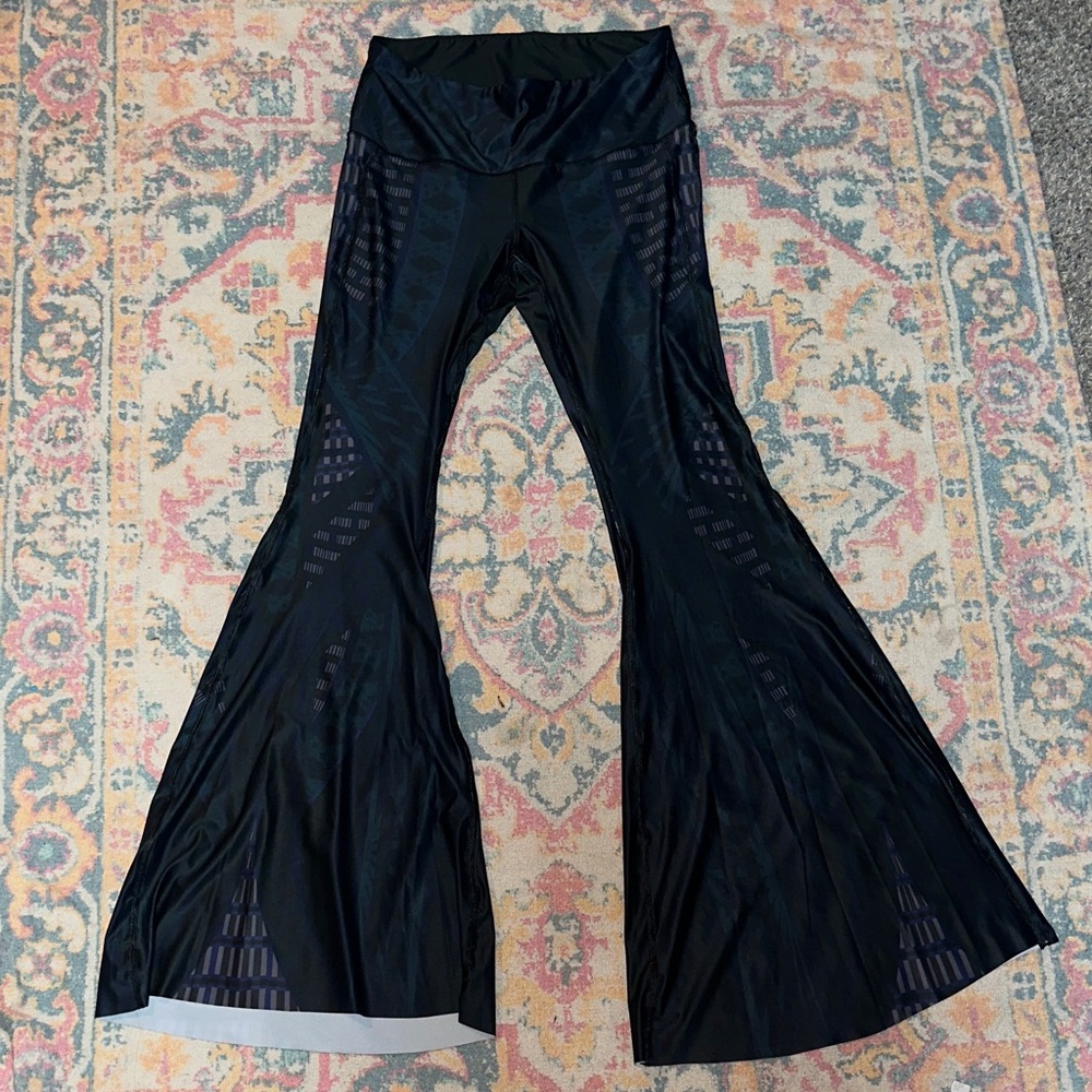 Blue & black geometric designs Bell bottom Leggings